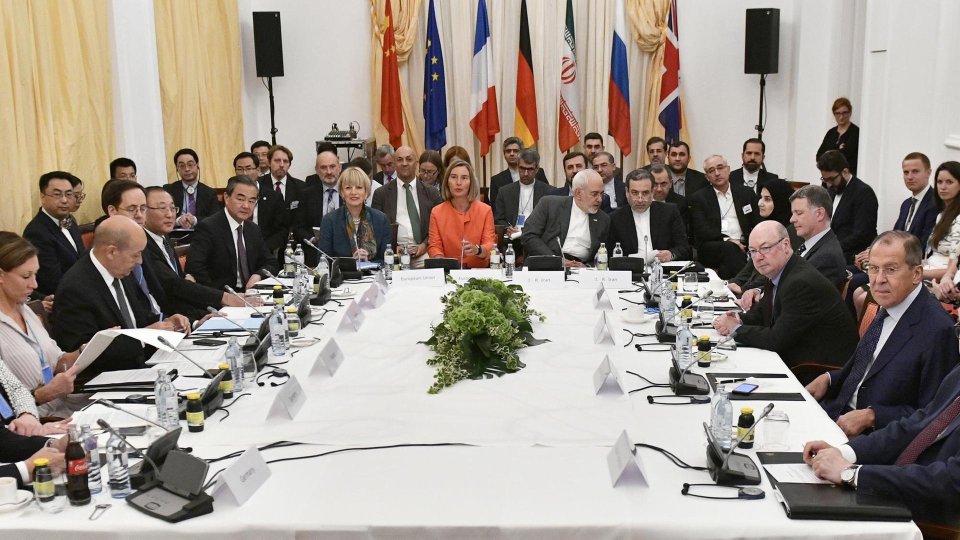 Bei den Beratungen über das Atomabkommen mit dem Iran sitzt in Wien die EU-Außenbeauftragte Federica Mogherini (2. M) mit den Außenministern der verbleibenen Länder an einem Tisch.