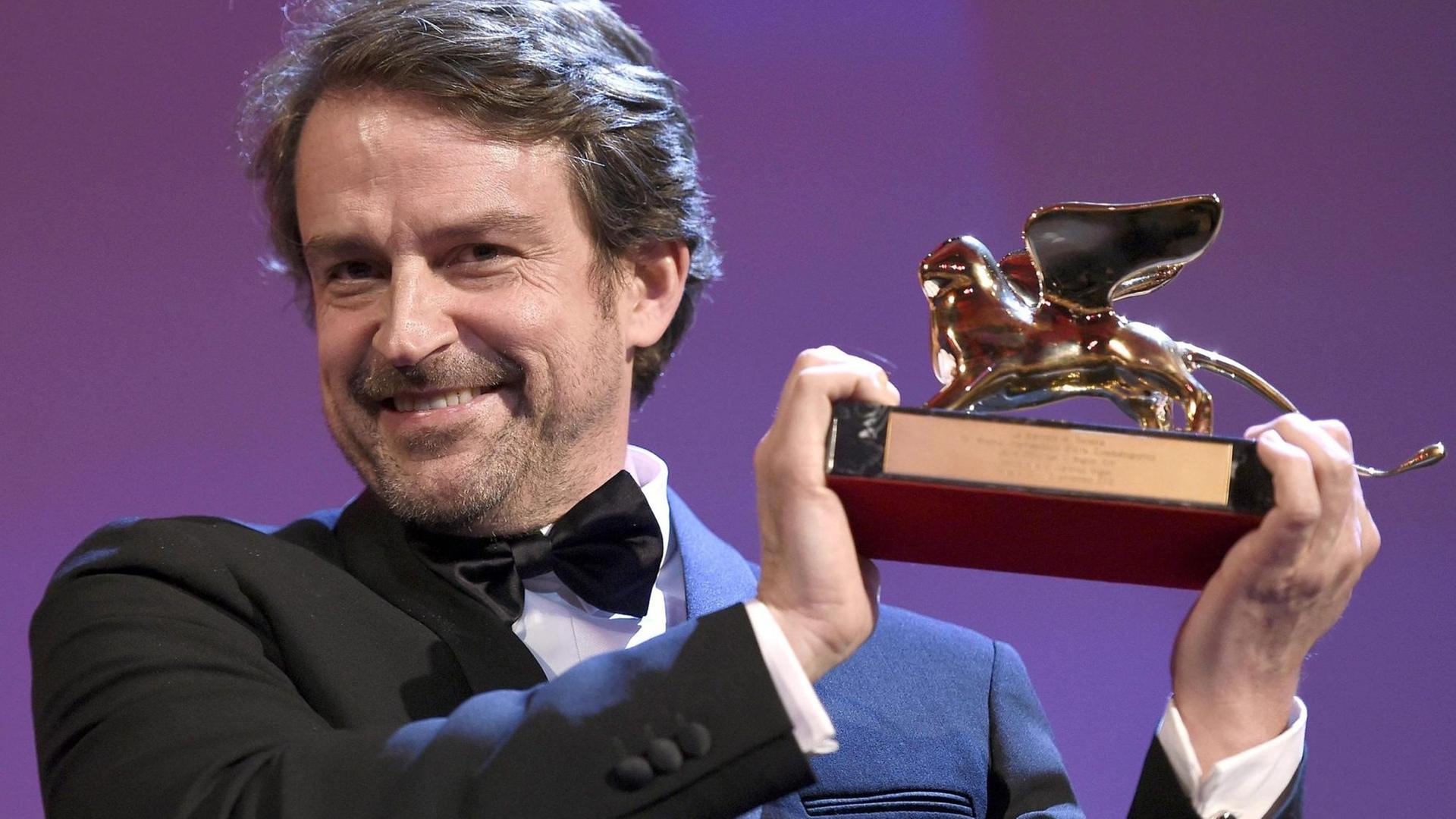 Der Venezolaner Lorenzo Vigas hält seinen "Goldenen Löwen" Der Venezolaner Lorenzo Vigas hält seinen "Goldenen Löwen"