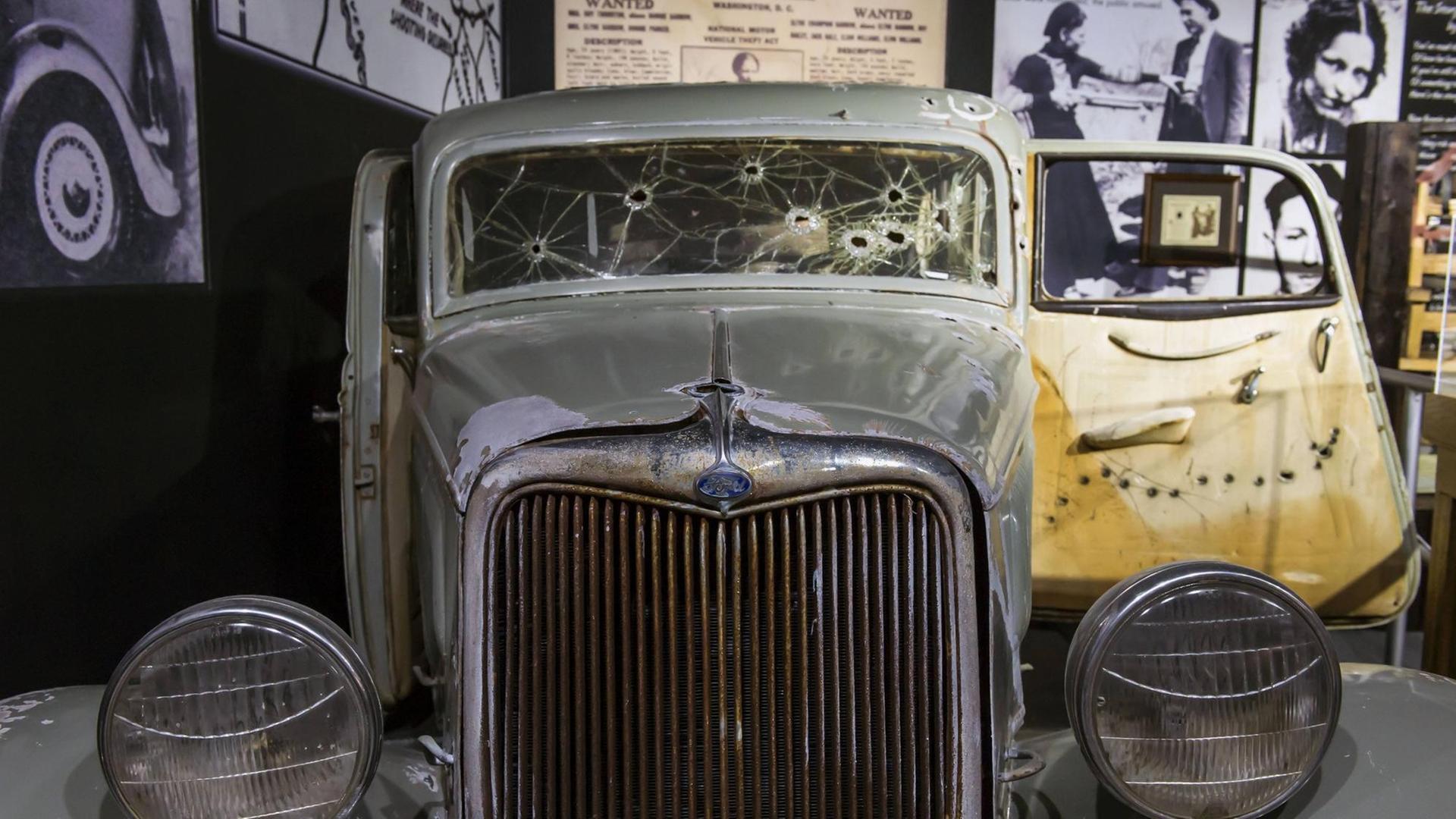 Das zerschossene Auto von Bonnie und Clyde Das zerschossene Auto von Bonnie und Clyde