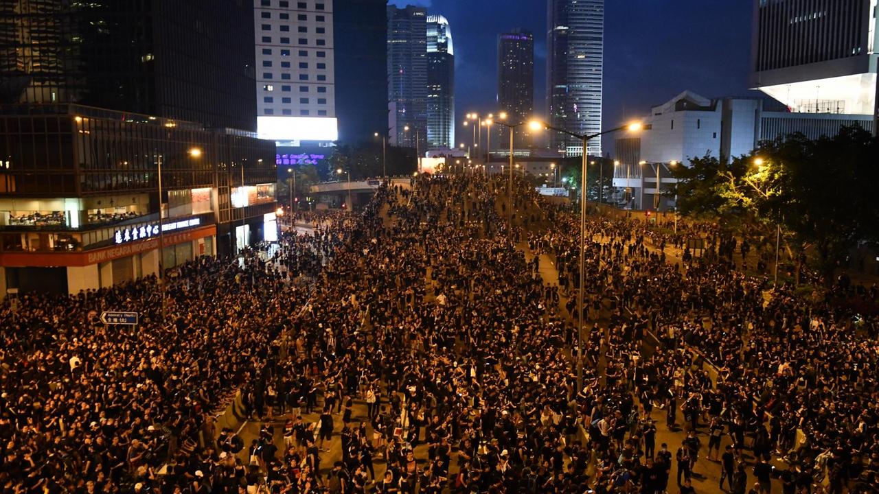 In Honkong protestieren am 16. Juni 2019 tausende Menschen gegen das geplante Auslieferungsgesetz.