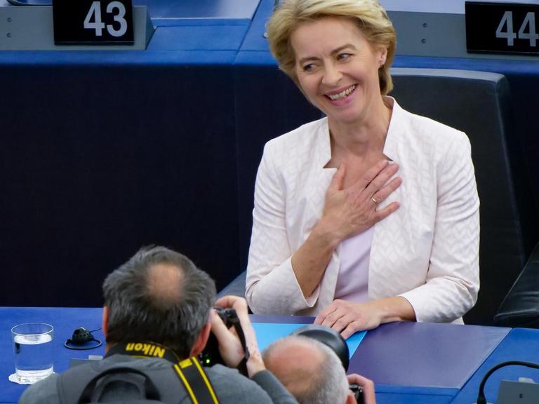 Das Foto zeigt die CDU-Politikerin Ursula von der Leyen nach der Abstimmung im Europaparlament. Sie hat es geschafft - sie ist die nächste EU-Kommissionspräsidentin.