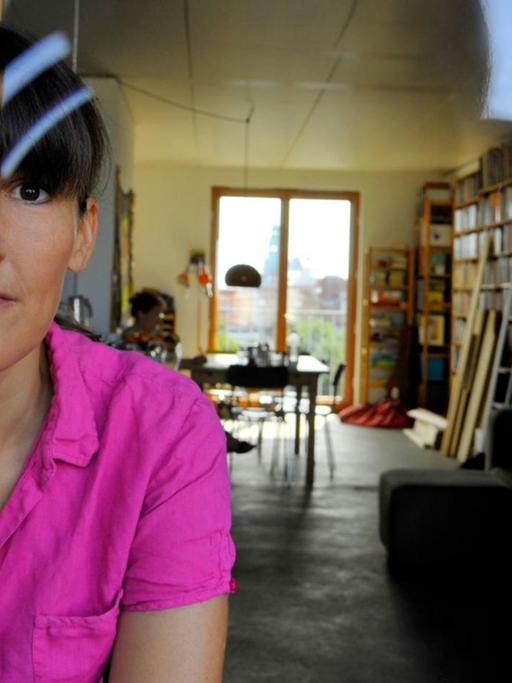 Die Autorin und Schriftstellerin Anke Stelling in ihrer Wohnung in Berlin Prenzlauer Berg, fotografiert im August 2015