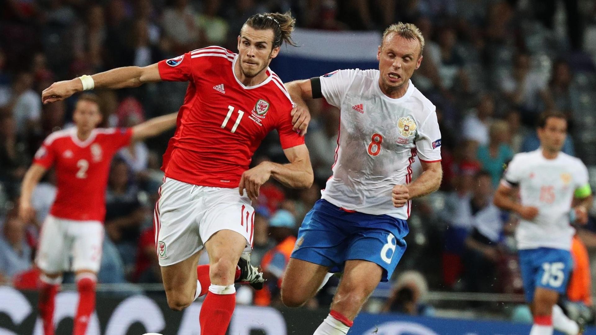 Wales' Gareth Bale, links, und Russlands Denis Glushakov bei der Fußball-Europameisterschaft