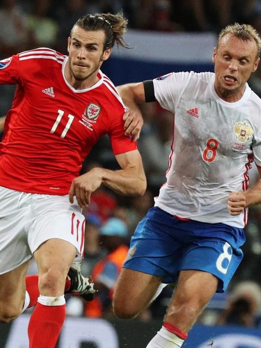 Wales' Gareth Bale, links, und Russlands Denis Glushakov bei der Fußball-Europameisterschaft