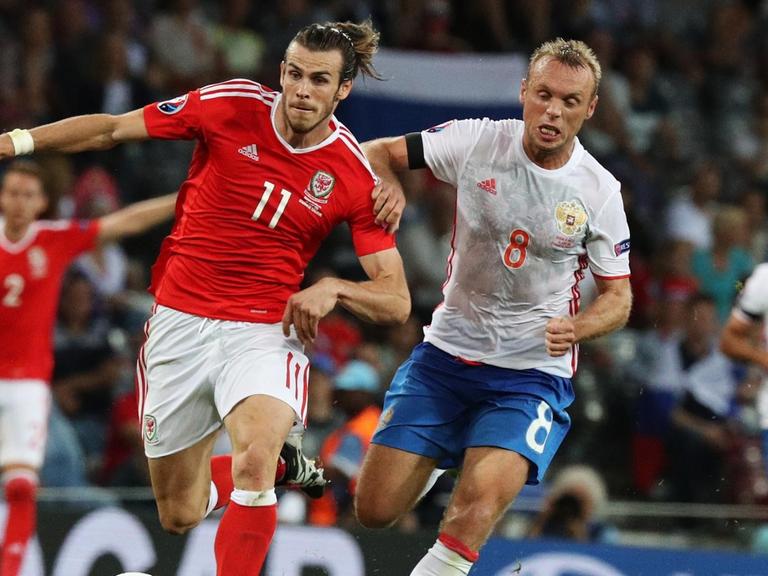 Wales' Gareth Bale, links, und Russlands Denis Glushakov bei der Fußball-Europameisterschaft