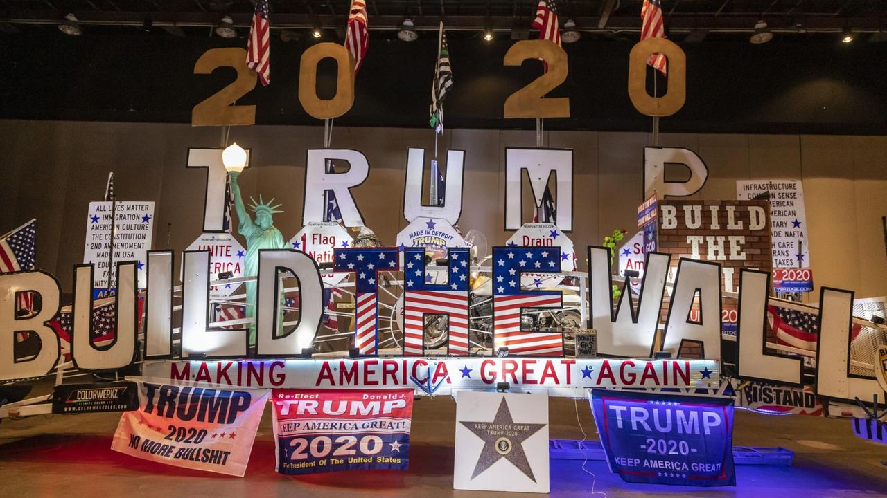 Auf einer Bühne angebrachte Schilder formen die Worte: "2020 Trump - Build the Wall".