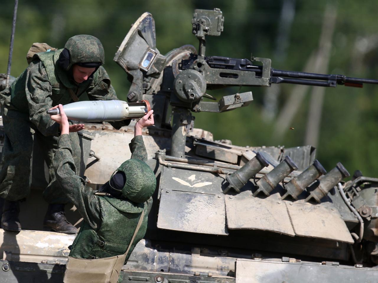 Zwei russische Soldaten bei einem Panzermanöver in der Nähe von Moskau, 2013