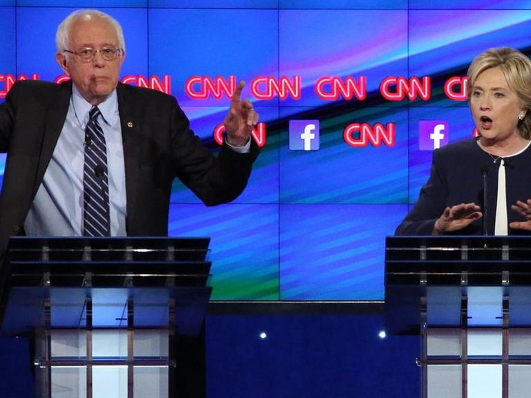 Bernie Sanders und Hillary Clinton bei einer der vorangegangenen TV-Debatten