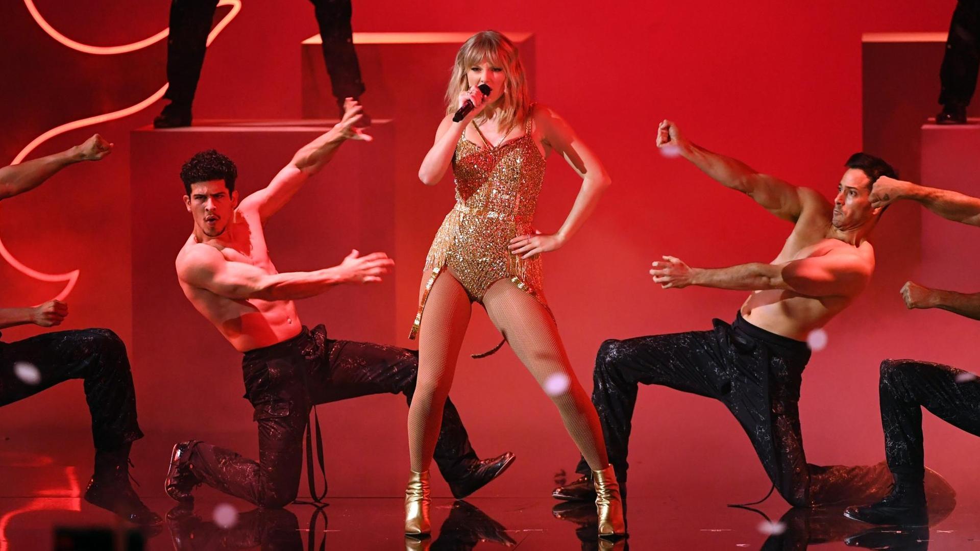 Taylor Swift steht am 24. November 2019 im Microsoft Theater in Los Angeles, Kalifornien, auf der Bühne während der American Music Awards 2019.