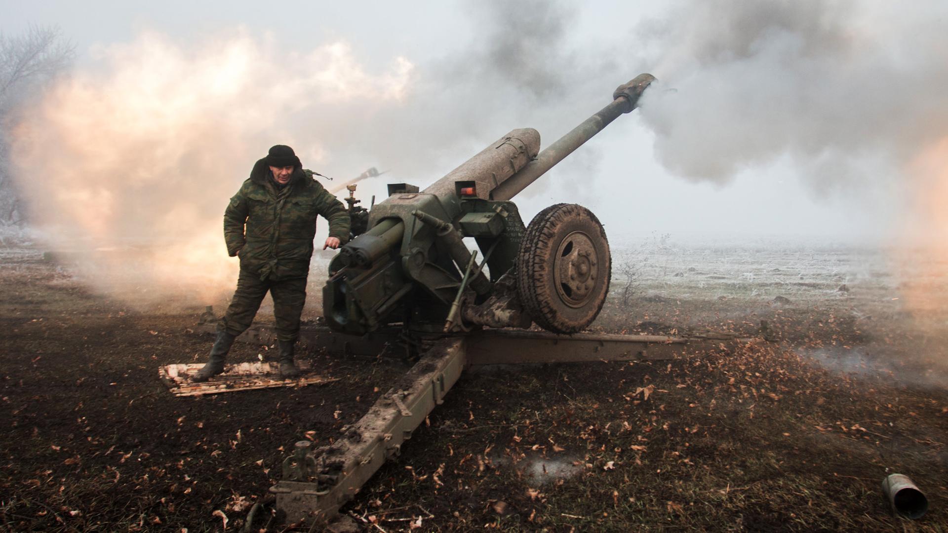 Militärisches Gerät in der Nähe von Debalzewo in der Ukraine