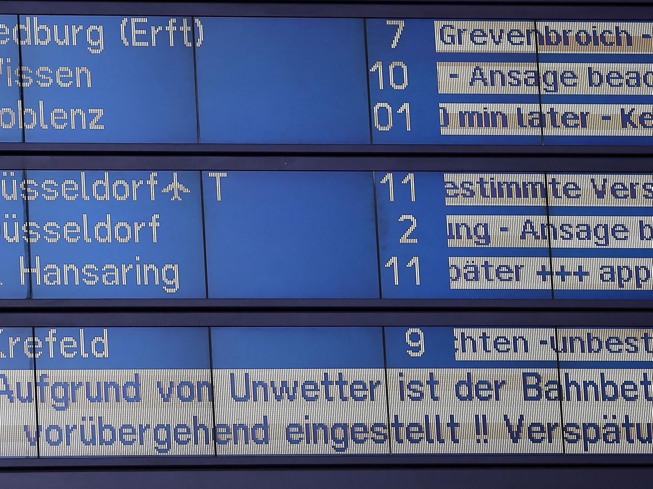 Auf einer Anzeigetafel weist am 10.06.2014 in Köln (Nordrhein-Westfalen) die Bahn auf Verspätungen und Zugazsfälle hin. Nach dem heftigen Unwetter in Nordrhein-Westfalen gibt es nach Streckensperrungen zahlreiche Zugausfälle und Verspätungen im Bahnverkehr. 