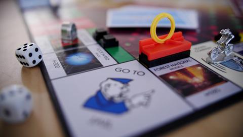 Ein Blick auf das Spielbrett des Queen Monopoly: Die Bicycle Spielfigur ist schon fast am Forrest National - dort ist auch eine Bühne aufgebaut (Bild: Kai Löffler / Deutschlandfunk)