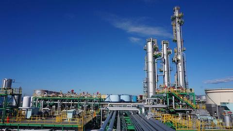 Die CCS-Versuchsanlage in Tomakomai mit ihren drei markanten Metalltürmen
