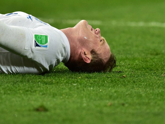 Englands Stürmer Wayne Rooney am Boden beim verlorenen Spiel (1:2) gegen Uruguay in Sao Paolo. Englands Stürmer Wayne Rooney am Boden beim verlorenen Spiel (1:2) gegen Uruguay in Sao Paolo.