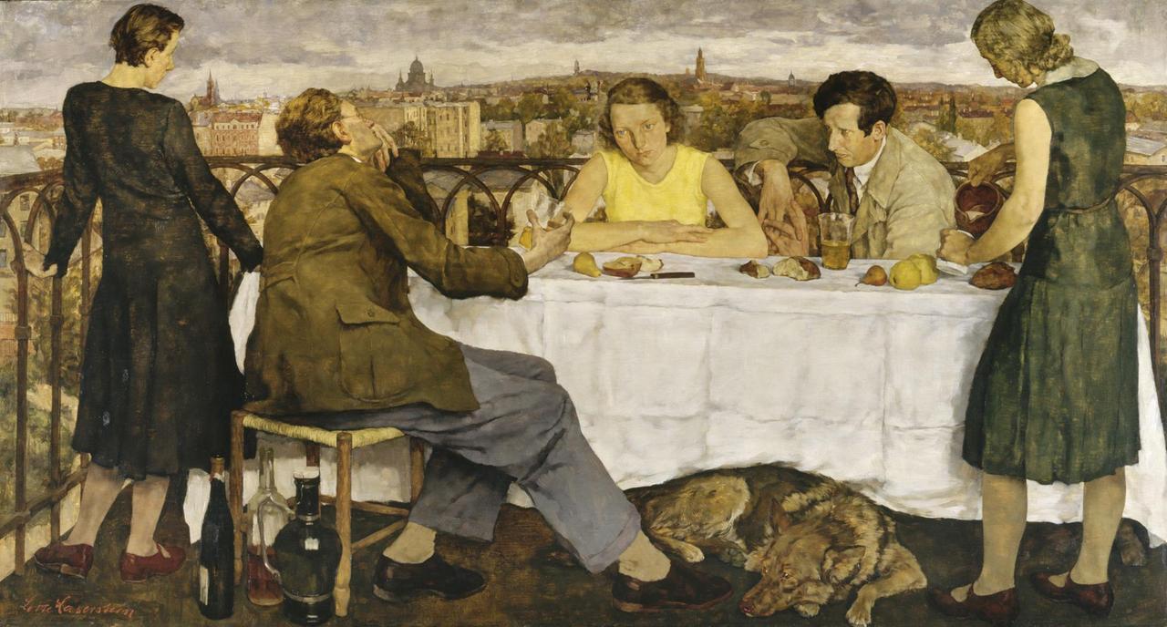 Ein Gemälde in Öl auf Holz aus dem Jahr 1930 zeigt fünf Personen um einen Tisch, davon sitzen drei Personen. Der Tisch steht auf einem Balkon, im Hintergrund ist die Silhoutte von Potsdam zu sehen