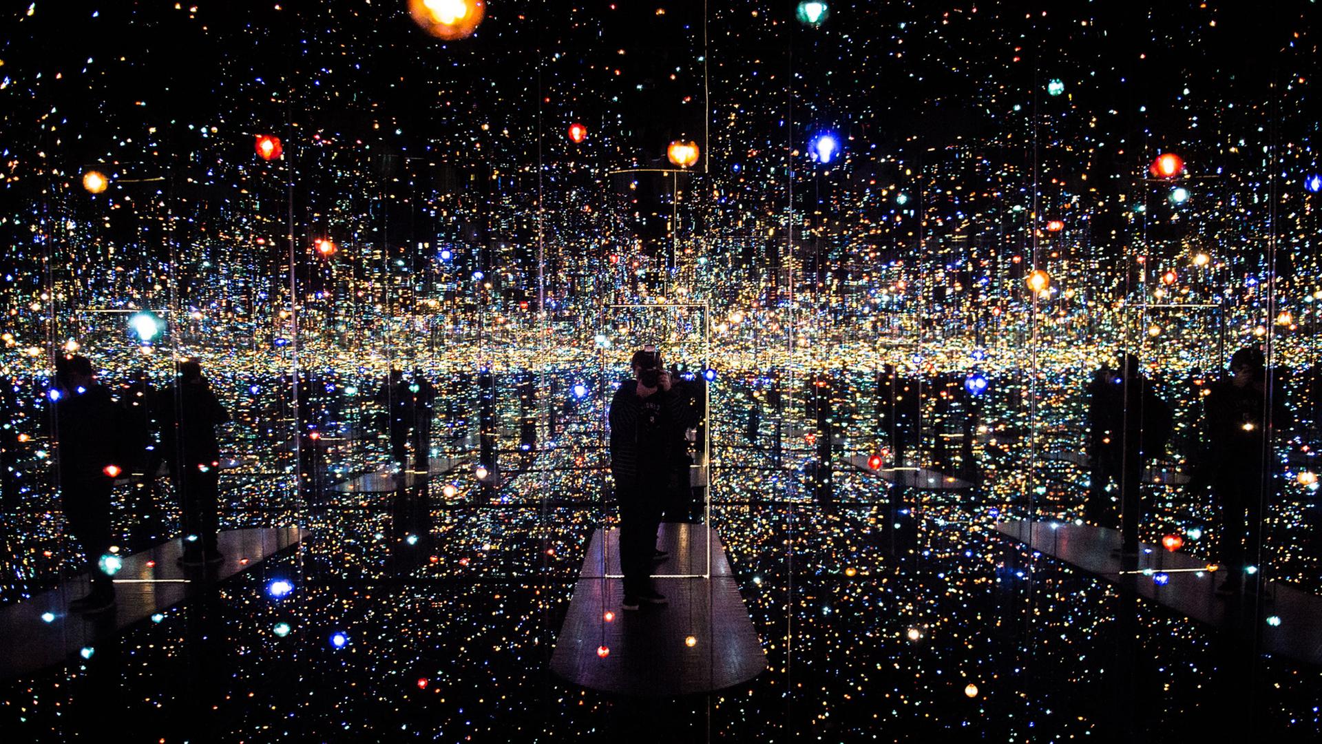 Die Kunstinstallation "Infinity Mirrored Room - The Souls of Millions of Light Years Away, 2013" in der Ausstellung "Never Ending Stories" im Kunstmuseum in Wolfsburg