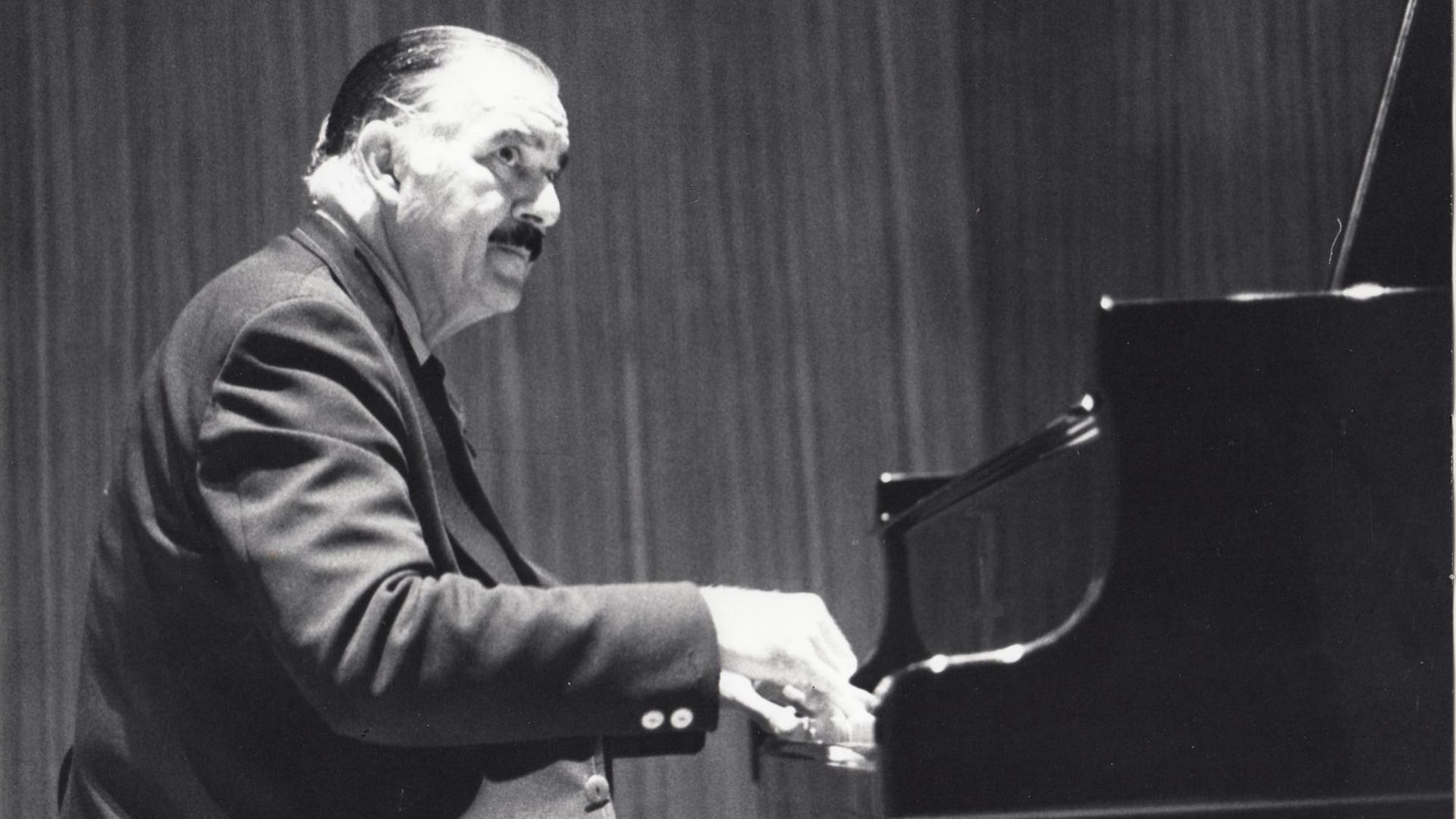 Schwarz-Weiss Aufnahme der Pianisten Jorge Bolet im Profil, am Flügel spielend 1973