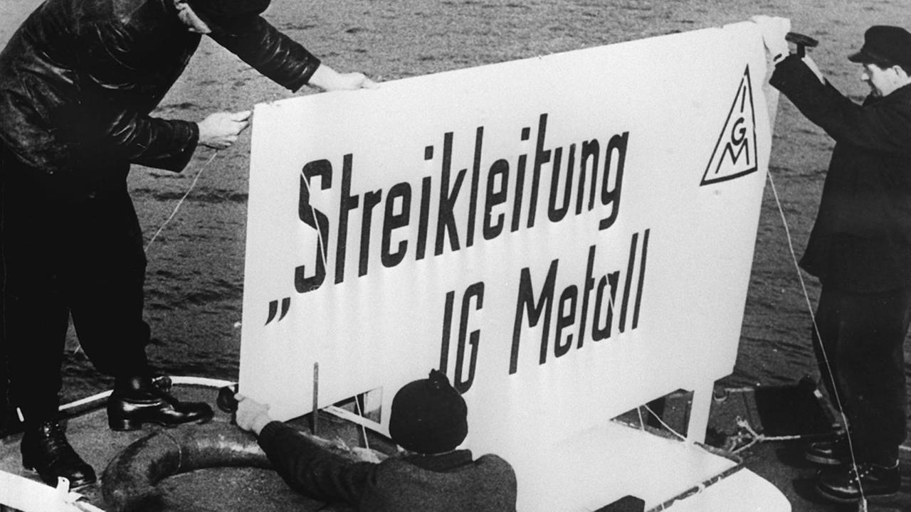 Auf dem Kontrollboot der IG Metall wird Anfang November 1956 ein Schild mit der Aufschrift "Streikleitung IG Metall" angebracht.