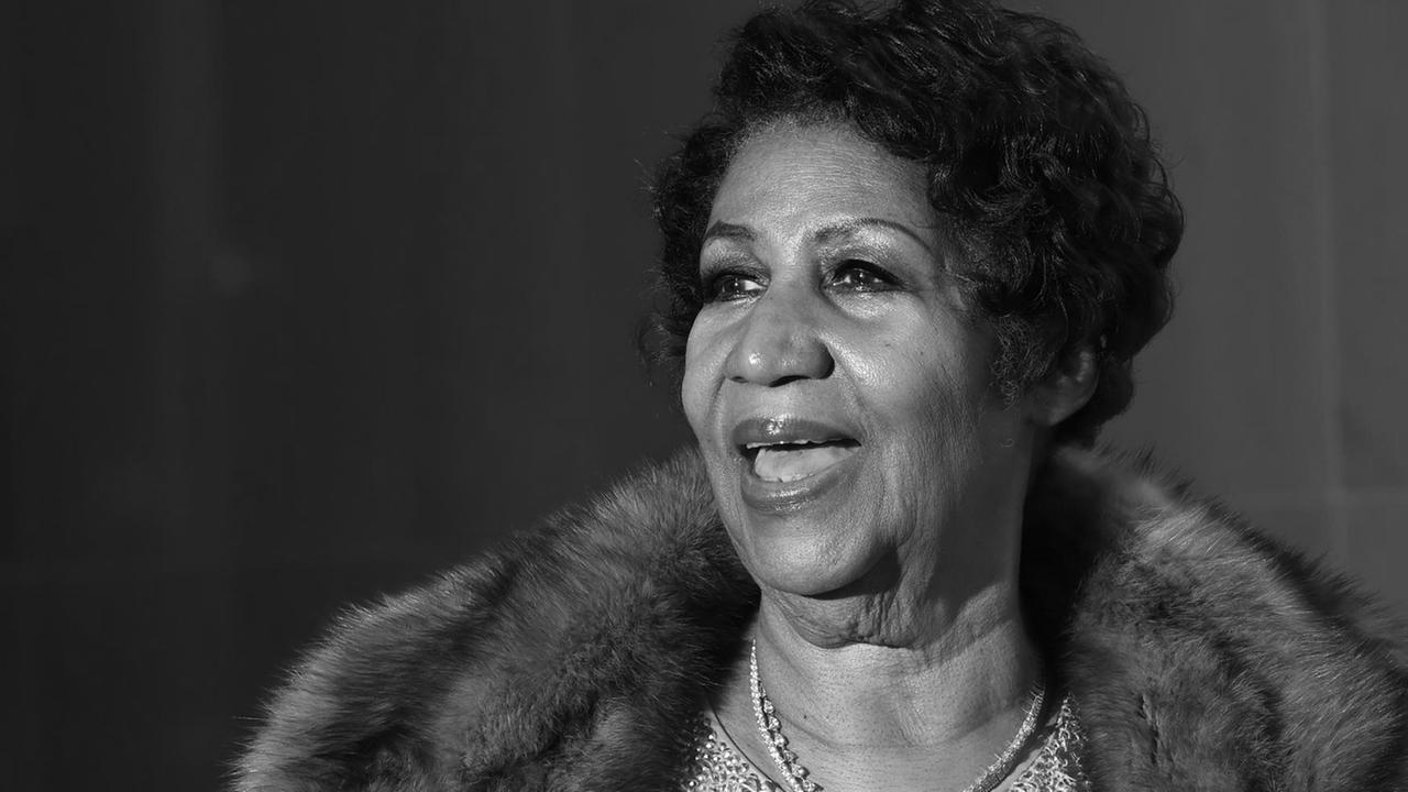 Schwarz-Weiß-Foto-Porträt der afroamerikanischen Sängerin Aretha Franklin