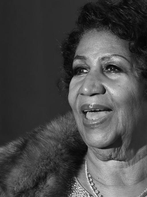 Schwarz-Weiß-Foto-Porträt der afroamerikanischen Sängerin Aretha Franklin