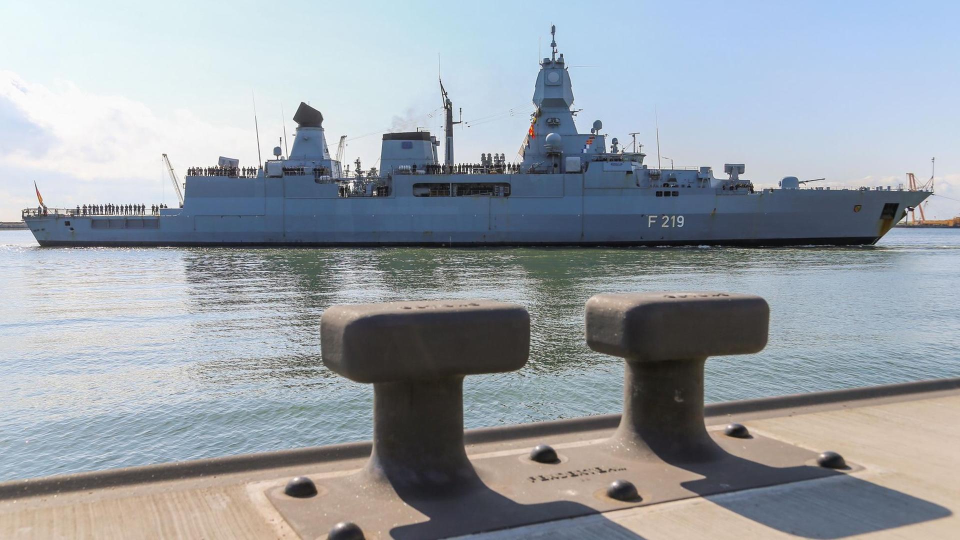 Das Foto zeigt die Fregatte "Sachsen" nach ihrer Rückkehr von der Operation "Sophia" im Mittelmeer.