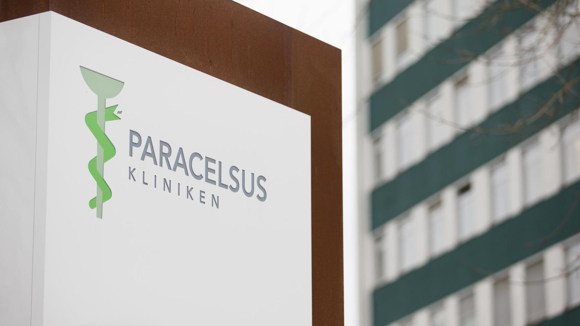 Blick auf ein Schild der Paracelsus Kliniken in Osnabrück (Niedersachsen) am 29.01.2016.