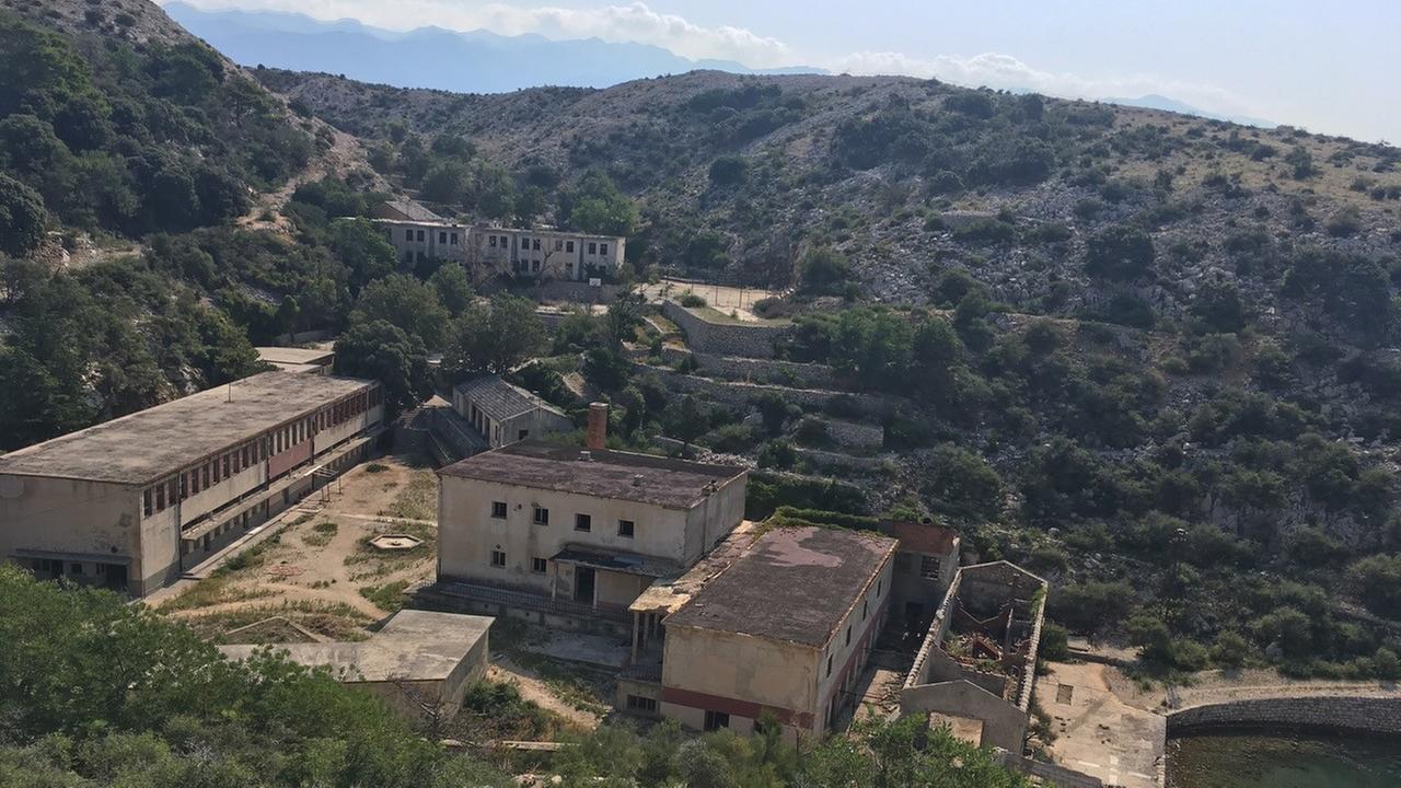 Das Gefängnis auf der Insel Goli Otok ist seit 1988 stillgelegt. Die kroatische Regierung setzt sich nicht für den Erhalt der Gebäude ein und erinnert damit auch nicht an diesen Teil der Landesgeschichte.