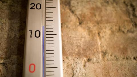 13 Grad Celsius sind auf einem Thermometer am 19.07.2017 in den Historischen Felsengängen in Nürnberg (Bayern) zu lesen.