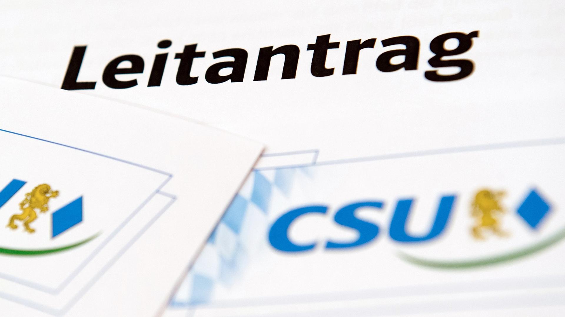 Ein Ausdruck des Leitantrages der CSU für den Parteitag (12.-13.12.2014) liegt auf einem Tisch.