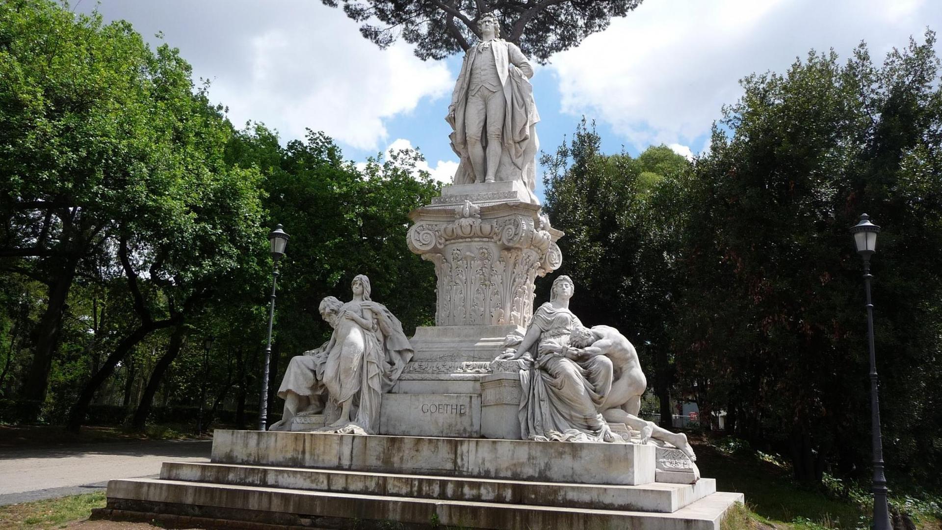 Eine Statue des deutschen Dichters Johann Wolfgang von Goethe steht im Garten der Villa Borghese in Rom, Italien, aufgenommen am 23.04.2016. Das Goethe-Denkmal ist rund neun Meter hoch. Foto: Beate Schleep