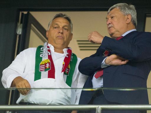 Ungarns Ministerpräsident Viktor Orban im Gespräch mit Csanyi Sandor, Chef des ungarischen Fußballverbandes.