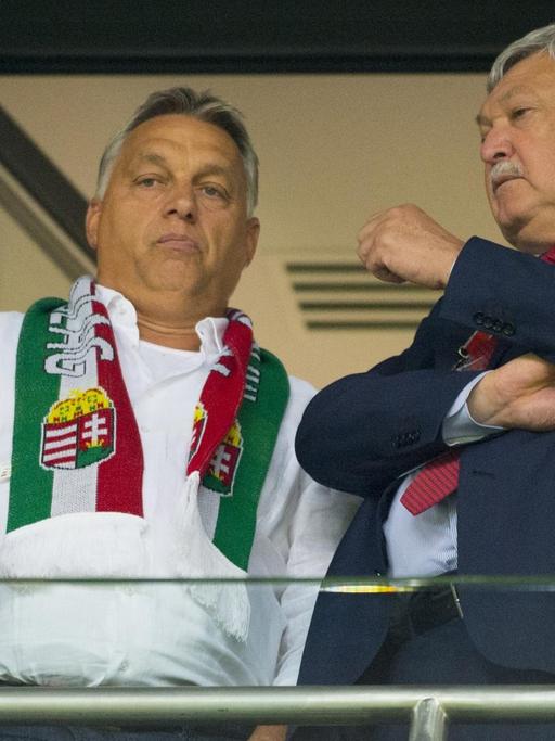 Ungarns Ministerpräsident Viktor Orban im Gespräch mit Csanyi Sandor, Chef des ungarischen Fußballverbandes.