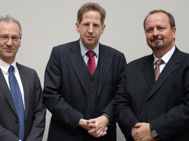 Die Historiker Michael Wala (r) und Constantin Goschler (l) und der BfV-Präsident Hans-Georg Maaßen stehen am 01.10.2013 in der Bundespressekonferenz in Berlin