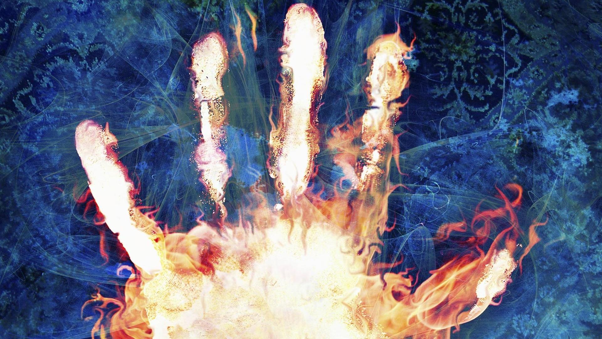 Flammen brennen auf menschlicher Hand Flammen brennen auf menschlicher Hand