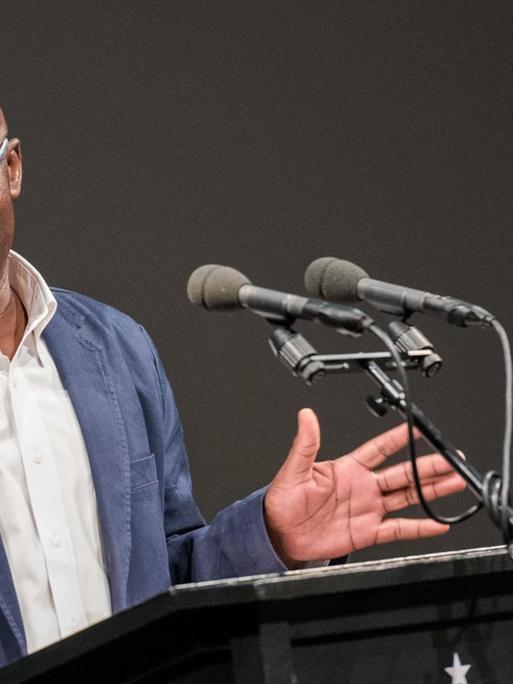 Achille Mbembe spricht am 25.05.2017 in Hamburg im Thalia Theater.
