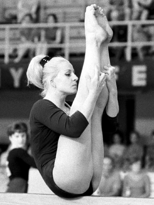 Die tschechische Turnerin und siebenfache Olympiasiegerin Vera Caslavska am Barren bei den tschechoslowakischen Meisterschaften in Litvinov am 16. Juni 1968