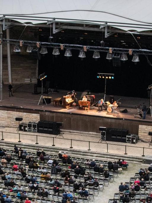 5000 Zuschauer mit Abstand zueienander beim Helge-Schneider-Konzert in der Waldbuehne in Berlin im September 2020.