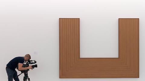 Frank Stellas Werk "Lake City" im Baseler Museum für Gegenwartskunst, daneben ein Kameramann.