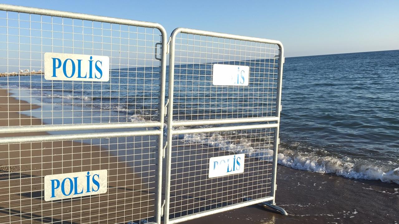Absperrungen am Strand: Aus dem Urlaubsort Antalya ist ein Geisterort geworden.