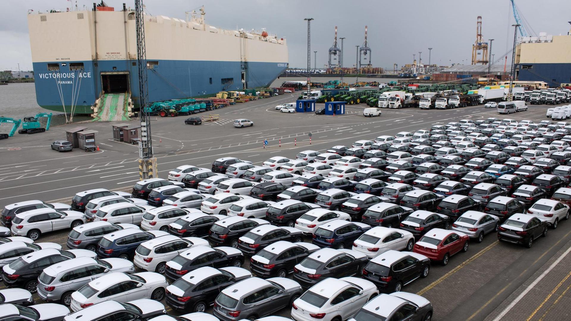 Autos stehen am Hafen zum Ab-Transport bereit.