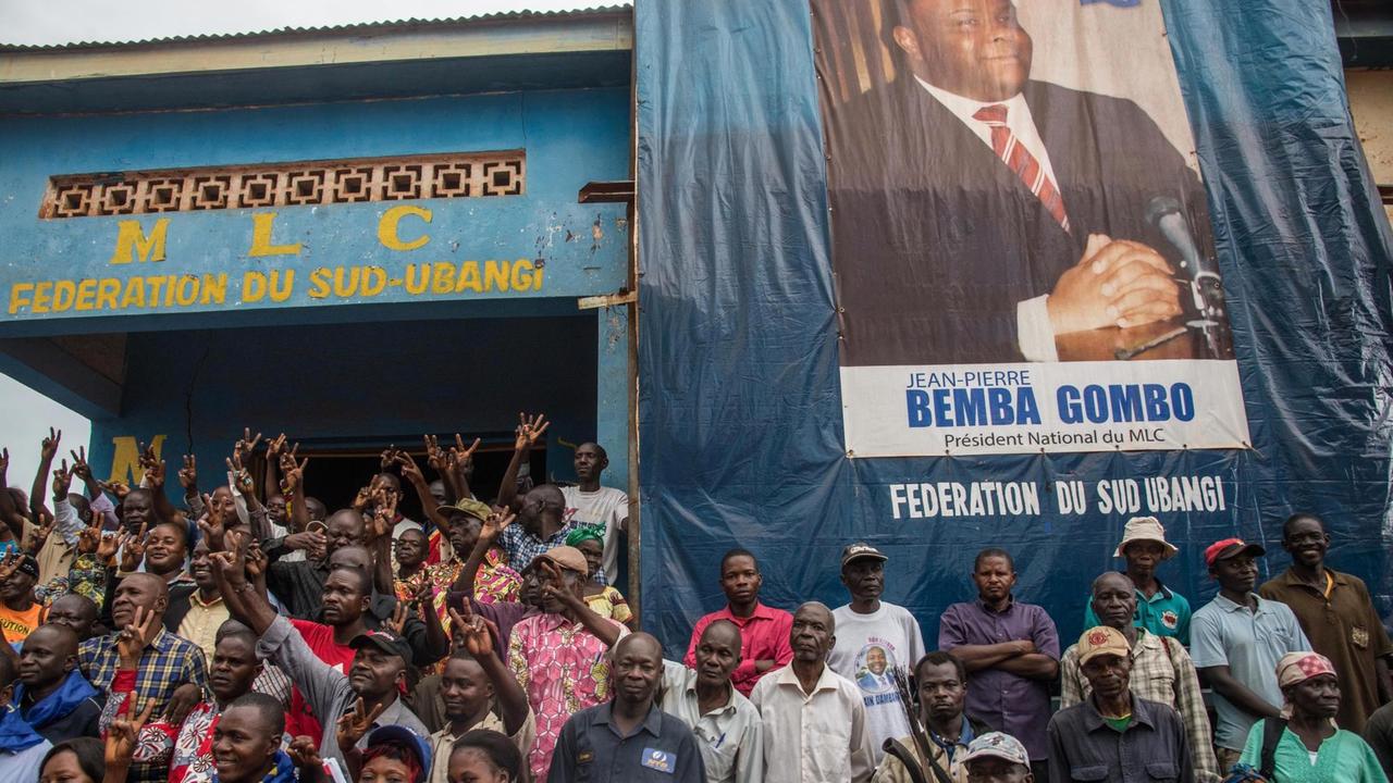 Anhänger des Präsidentschaftskandidaten Bemba versammeln sich in Gemena, Demokratische Republik Kongo. 