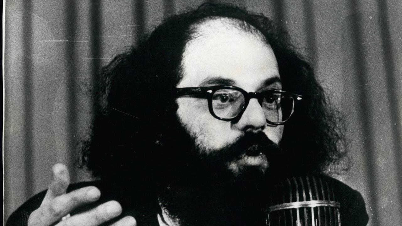 Ein Schwarz-Weiß-Foto des Dichters Allen Ginsberg