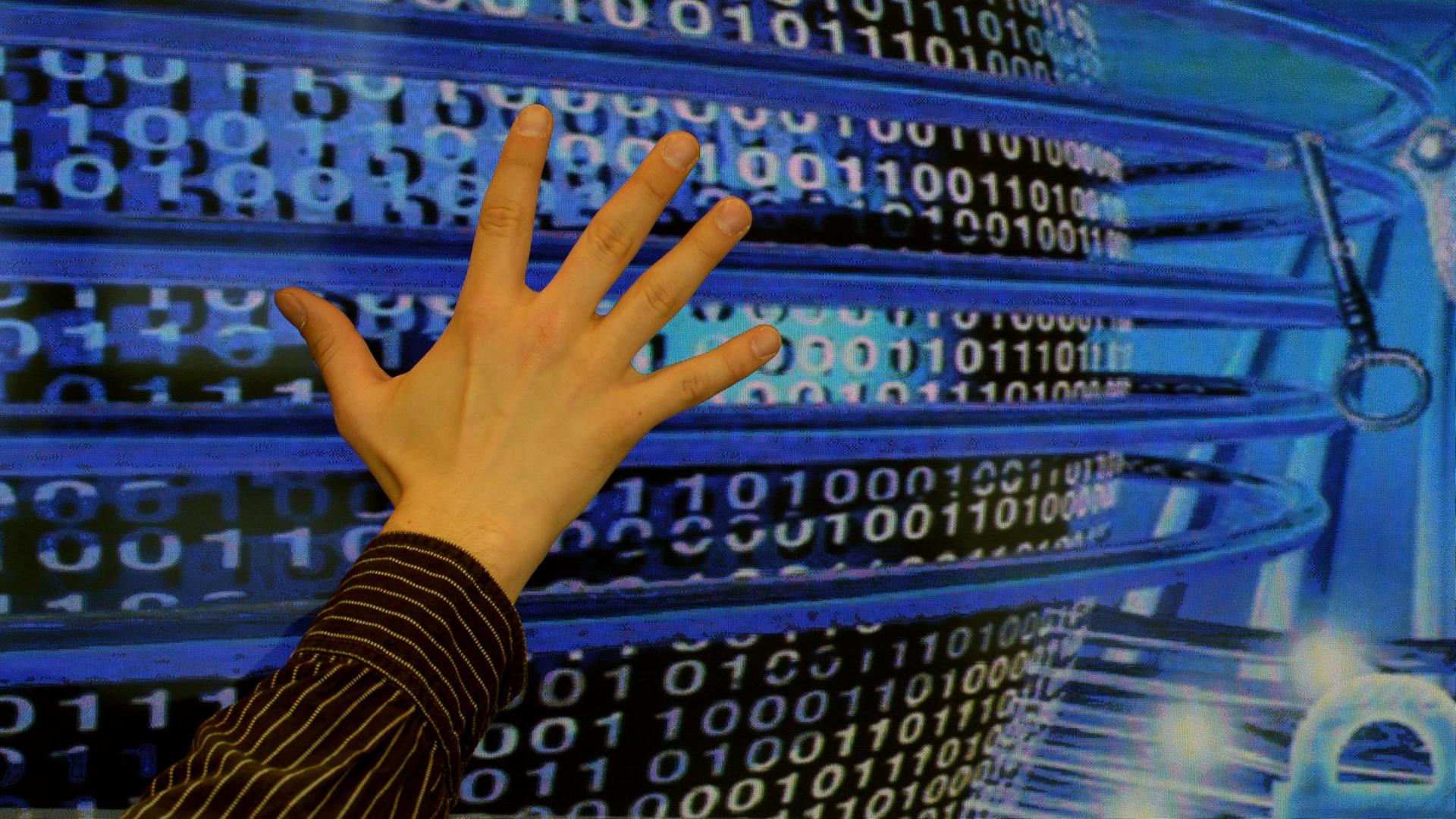 Eine Illustration, bei der ein Mann im Hasso-Plattner-Institut in Potsdam (Brandenburg) eine Hand auf einen Bildschirm mit dem visualisierten, weltumspannenden Internet hält.