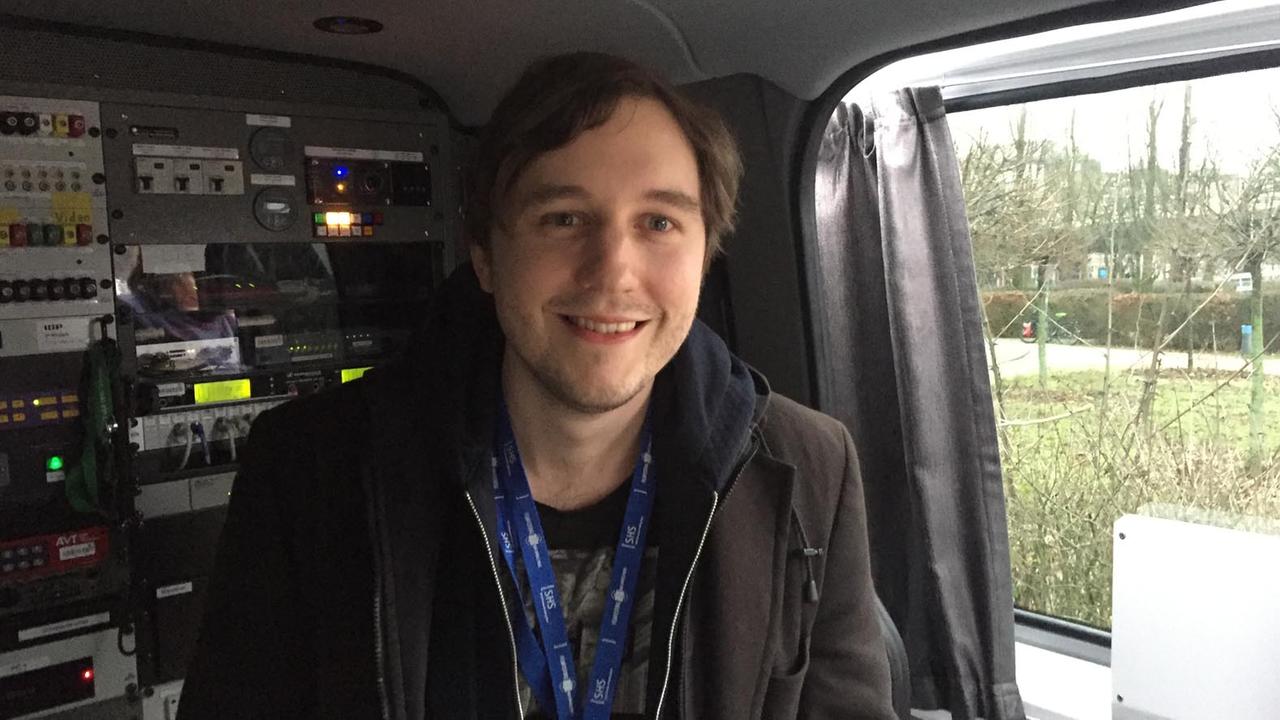 Philipp Eichholtz, der Regisseur von "Luca tanzt leise", zu Besuch im Übertragungswagen vom Deutschlandradio Kultur.