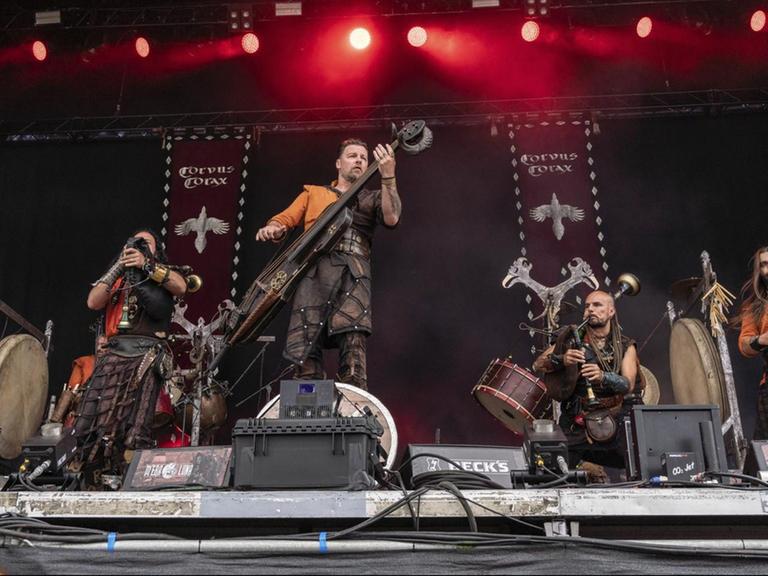Corvus Corax auf der Bühne beim M'era Luna Festival 2019.