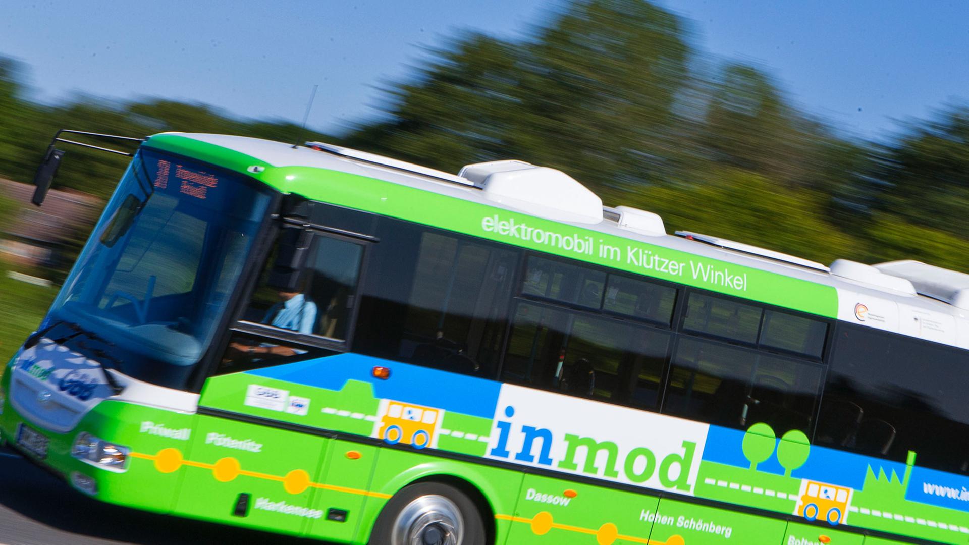 Ein spezieller Elektrobus fährt am 06.06.2013 auf der Straße zwischen Boltenhagen und Klütz (Mecklenburg-Vorpommern)