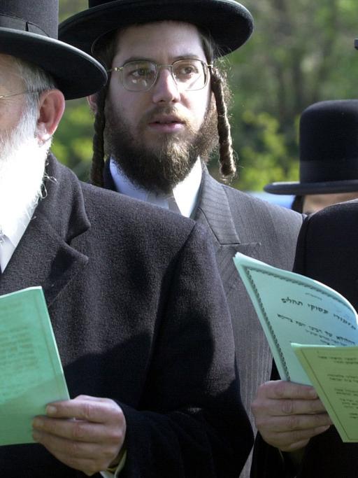 Die Rabbiner Yitshak Ehrenberg (links) und Berel Polatsek (rechts) lesen 2002 im Kaddisch, dem traditionellen jüdischen Totengebet, auf dem ehemaligen jüdischen Friedhof im polnischen Slubice.