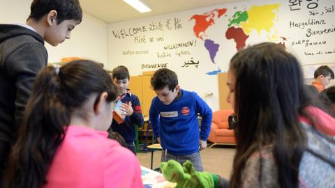 Die Willkommensklasse der Leo-Lionni-Grundschule in Berlin - dort lernen Flüchtlingskinder Deutsch