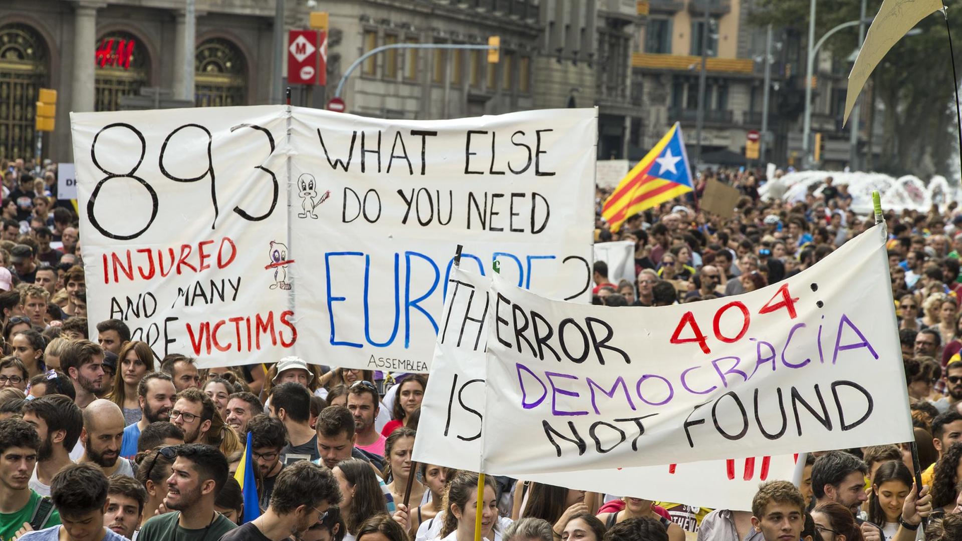 Befürworter des katalanischen Unabhängigkeitsreferendums demonstrieren am 03.10.2017 in Barcelona (Spanien). Nach dem umstrittenen Referendum in Katalonien bereitet sich die Regionalregierung von Puigdemont nach eigenen Angaben auf die Abspaltung von Spanien vor. Für Dienstag riefen Gewerkschaften und andere Organisationen aus Protest gegen das harte Vorgehen der von Madrid nach Katalonien entsandten staatlichen Polizeieinheiten zu einem Generalstreik in ganz Katalonien auf.