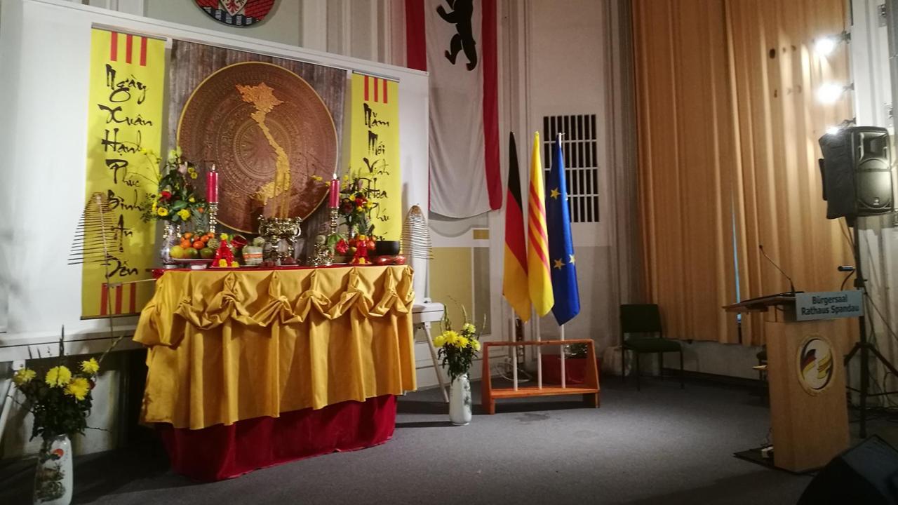 Die Bühne der Têt-Feier, mit südvietnamesischer Flagge neben der deutschen Flagge und Europa-Fahne